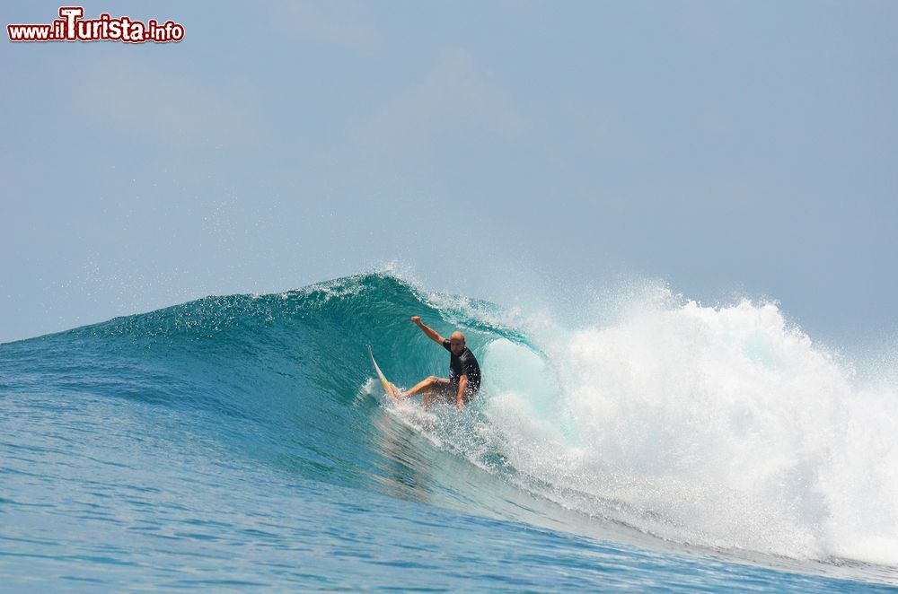 Immagine Con il surf alle isole Maldive. La spiaggia più celebre è Sultani, atollo Malè nord