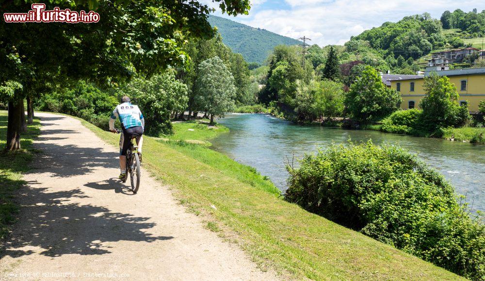 Immagine Con la bicicletta lungo il Fiume Serio ad Albino, provincia di Bergamo - © MC MEDIASTUDIO / Shutterstock.com