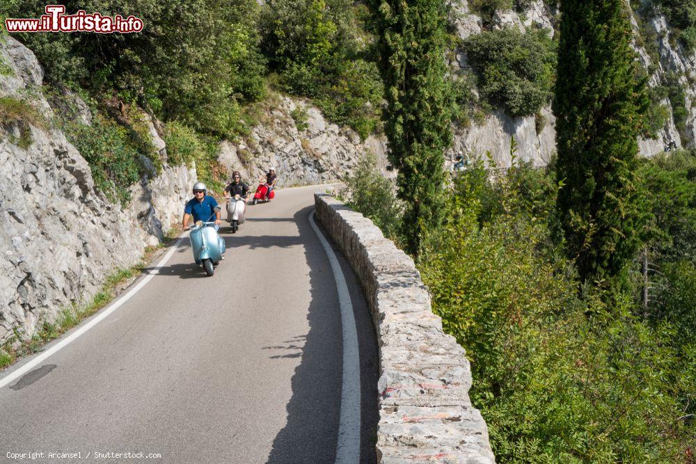 Immagine Con le moto sulla Strada della Forra sul Lago di Garda, vicino a Tremosine - © Arcansel / Shutterstock.com