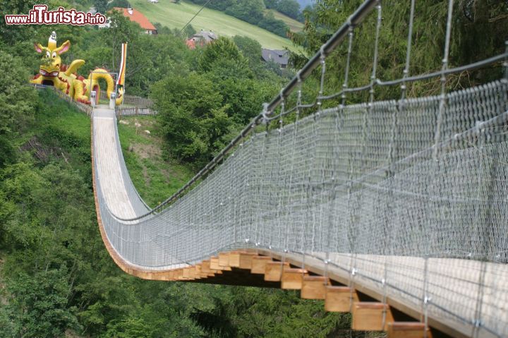 Immagine Con un ponte sospeso il sentiero delle Favole supera le spettacolari gole di Drachenschlucht a Trebesing, in Carinzia  - © Tourismusverband Lieser und Maltatal