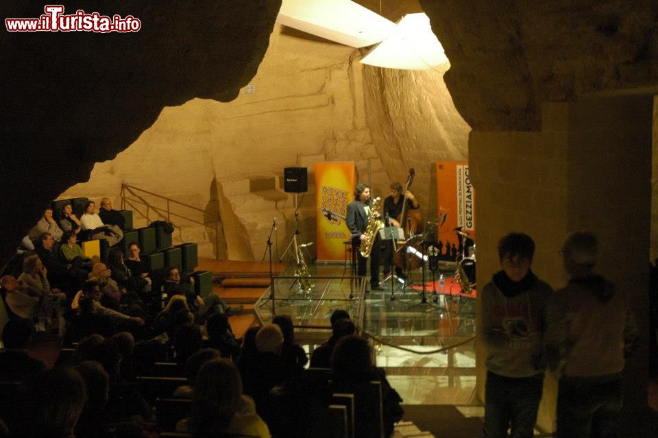 Immagine Un concerto all'interno di Casa Cava a Matera, durante il festival Jazz Gezziamoci - © www.onyxjazzclub.it/