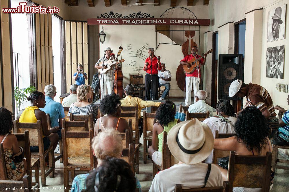 Immagine Un concerto di trova cubana alla "Casa de la Mùsica" di Santiago de Cuba - © dubes sonego / Shutterstock.com