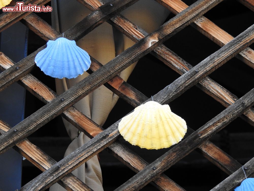 Immagine Conchiglie su una finestra nel borgo di Saint-Bertrand-de-Comminges (Francia): sono il simbolo del pellegrinaggio verso Santiago di Compostela e si trovano ovunque, negli edifici e nelle indicazioni.