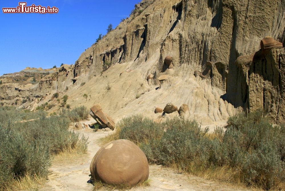 Immagine Concrezioni a forma di palla di cannone al Theodore Roosevelt National Park, North Dakota.