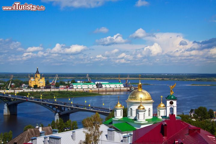 Immagine L'enorme confluenza del fiume Oka con il Volga e il ponte Kanavinsky. Siamo a Nizhny Novgorod, in Russia, circa 400 km ad est di Mosca - foto © Iakov Filimonov / Shutterstock.com