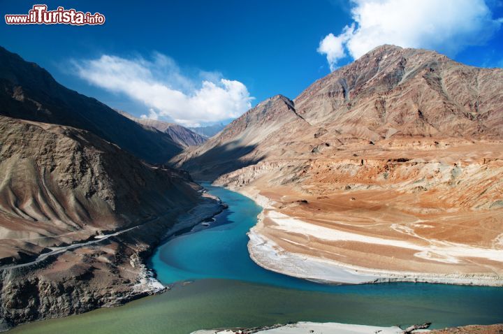 Immagine La confluenza dei fiumi Zanskar e Indo nel Ladakh, India. Il fiume Zanskar è quello che si vede frontalmente: confluisce nell'Indo dopo aver attraversato il "Gran Canyon dell'Asia" con rapide e pareti di roccia altissime. In inverno lo Zanskar, ghiacciato, costituisce l'unica strada praticabile tra la Valle dello Zanskar e il resto del Ladakh - © szefei / Shutterstock.com