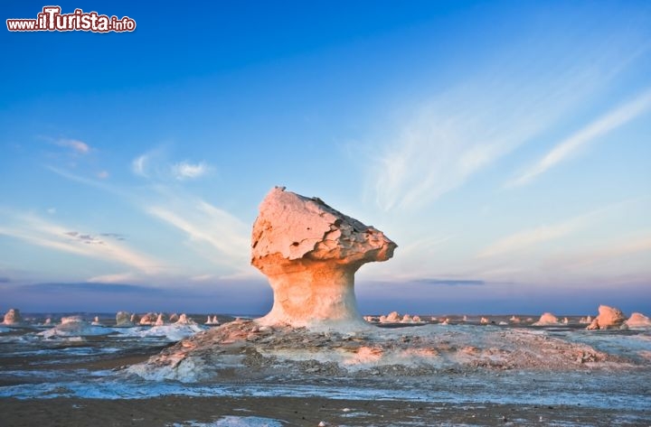 Immagine Conformazioni rocciose deserto bianco egitto: la corrasione è un fenomeno di erosione eolica: la sabbia viene sollevata da qualche cm a qualche metro di altezza, e allor ale rocce vengono erose nella parte bassa, creando formazioni a forma di fungo.