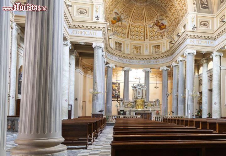 Immagine Confraternita dei battuti, una elegante chiesa barocca a Dogliani in piemonte - © Steve Sidepiece / Shutterstock.com