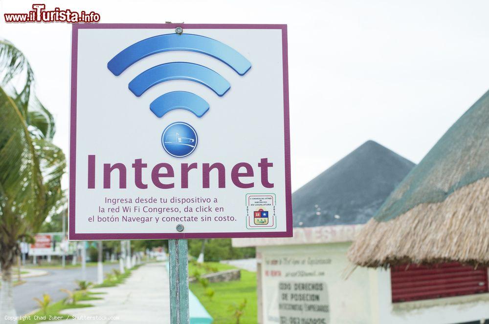 Immagine Connessione wifi gratis e di ottima qualità in un parco di Chetumal, Messico. Lo assicura la segnaletica nei pressi di Chetumal bay do fronte al palazzo del congresso - © Chad Zuber / Shutterstock.com