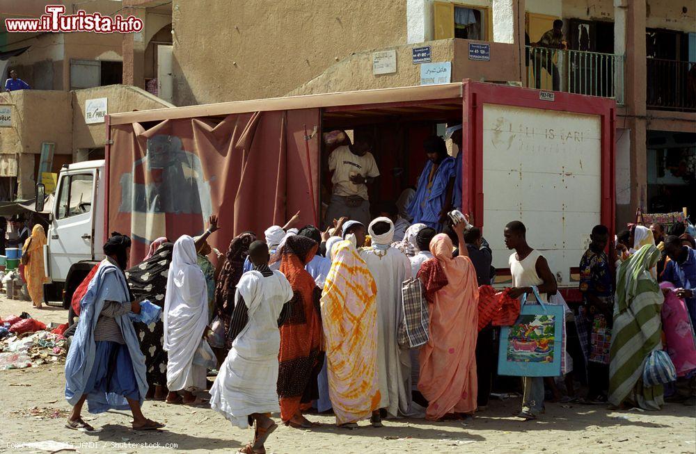 Immagine Consegna di aiuti umanitari agli abitanti di Nouakchott (Mauritania) in un mercato cittadino - © Attila JANDI / Shutterstock.com