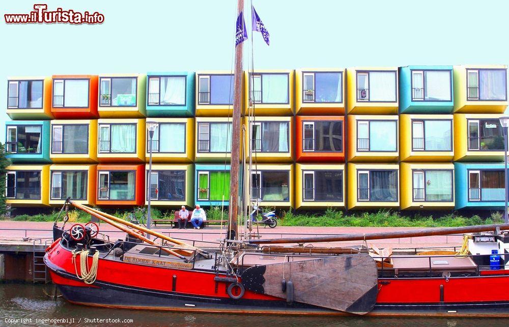 Immagine Container colorati utilizzati come abitazioni nella città di Amersfoort, lungo il fiume Eem, in Olanda - © ingehogenbijl / Shutterstock.com