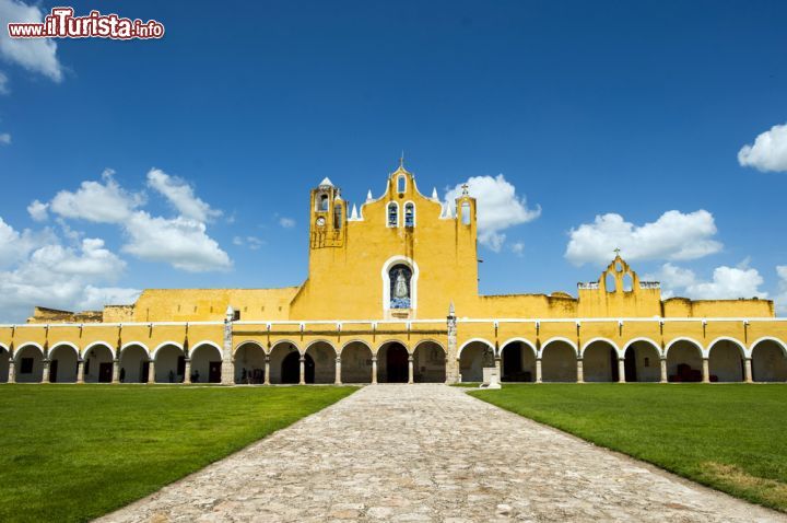 Immagine Convento di San Antonio de Padua a Izamal, Messico. Noto anche come convento di Nostra Signora di Izamal, questo edificio religlioso appartiene all'ordine francescano - © Luna Vandoorne / Shutterstock.com