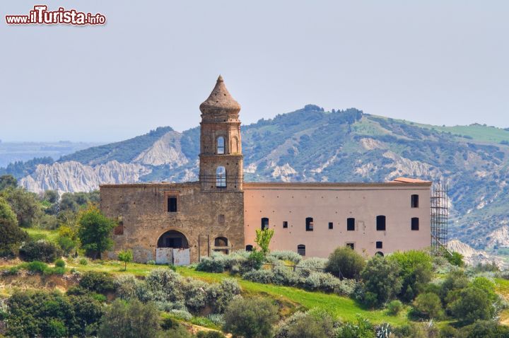 Immagine Il Convento di San Francesco a Tursi, in Basilicata. Questo edificio religioso dell'ordine dei Frati Minori Osservanti risale alla prima metà del XV° secolo, più precisamente al 1441. A inizi 1600 il convento venne ampliato e arricchito con una biblioteca, fra le più famose di quei tempi. Adibito a cimitero nel 1894, vent'anni più tardi fu chiuso ad eccezione di una piccola chiesa che rimase in utilizzo sino agli anni '50. Dal 1991 è monumento nazionale.