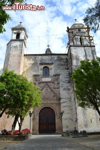 Immagine Convento Domínico de Tepoztlán: vedendo la sobria facciata della chiesa, non si immagina quali merviglie si celino nell'adiacente convento, per secoli in mano ai domenicani prima di essere ceduto alla Chiesa secolare.