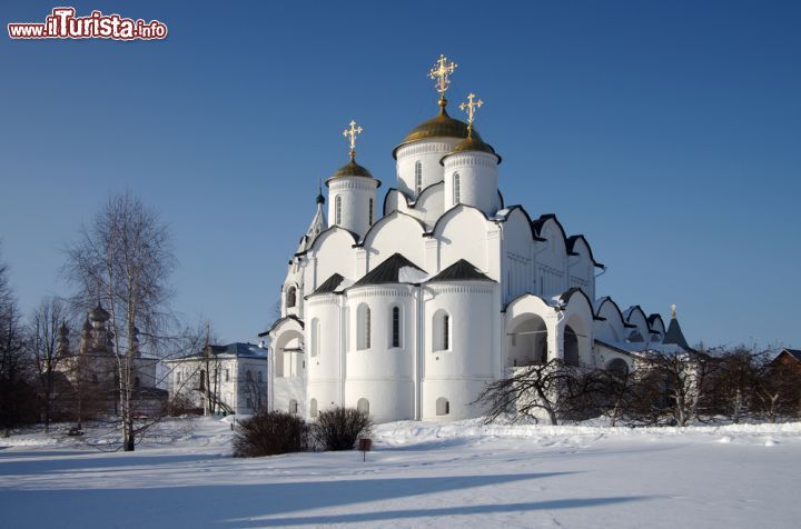 Immagine Convento dell'Intercessione di Suzdal, Russia - Circondato da mura bianche, il monastero dell'Intercessione di Maria è uno dei luoghi religiosi più visitati di Suzdal. In questa immagine, un soffice manto di neve rende il paesaggio ancor più suggestivo © Natalia Sidorova / Shutterstock.com