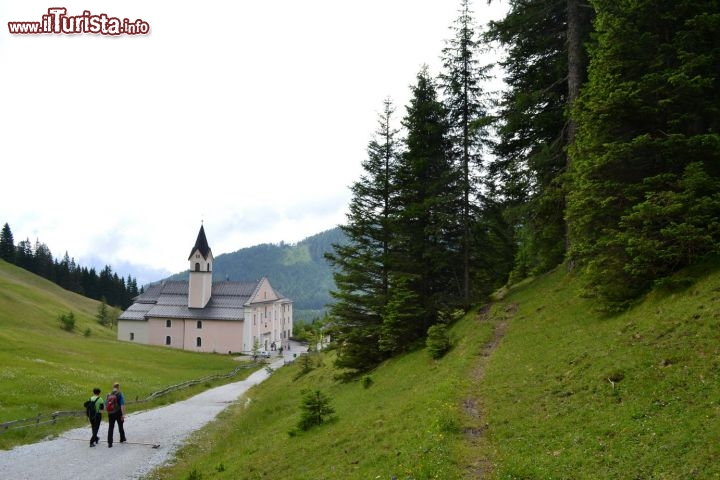 Immagine Convento Maria Waldrast: è un luogo di culto che affonda le proprie radici nei secoli scorsi quando, secondo la credenza, venne rinvenuta in questo luogo un'immagine della Madonna su un tronco di un albero. Il santuario si trova sul monte Serles, a 1641 metri s.l.m.