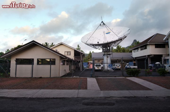 Immagine Cook Islands station il centro di trasmissioni che garantisce le connessioni telefoniche a Avarua e dintorni, isole Cook - © ChameleonsEye / Shutterstock.com