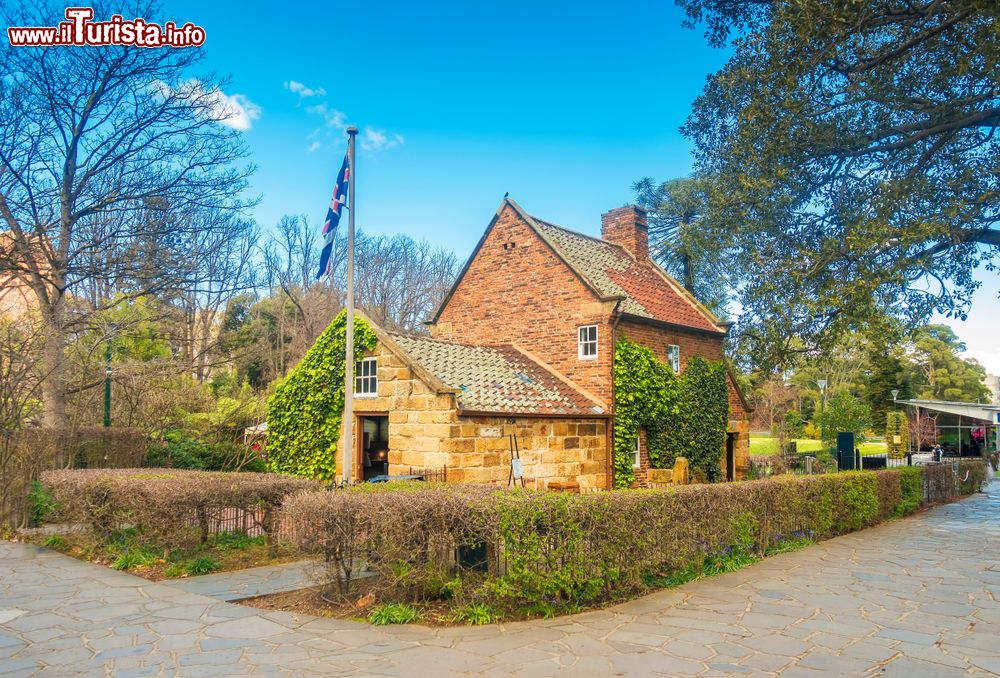 Immagine Cook's Cottage nei Fitzroy Gardens a Melbourne, Australia. E' la più antica costruzione del paese costruita dai genitori del celebre esploratore James Cook.