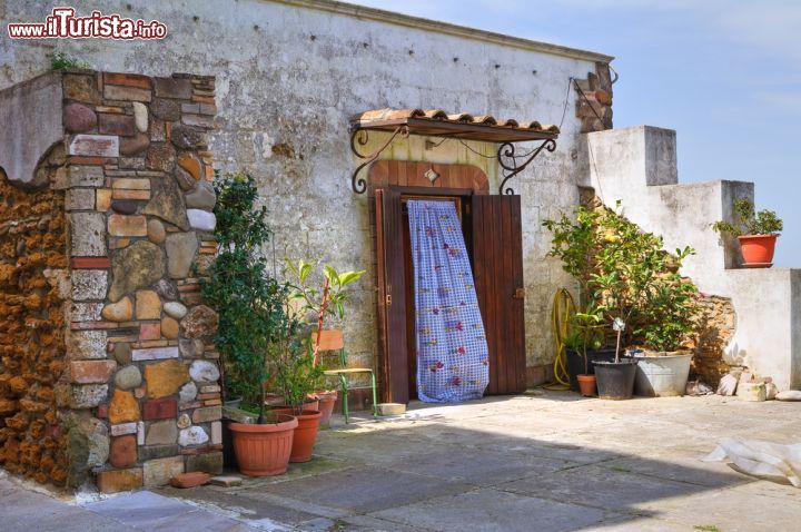 Immagine La coorte esterna di una casa popolare a Montescaglioso - © Mi.Ti. / Shutterstock.com