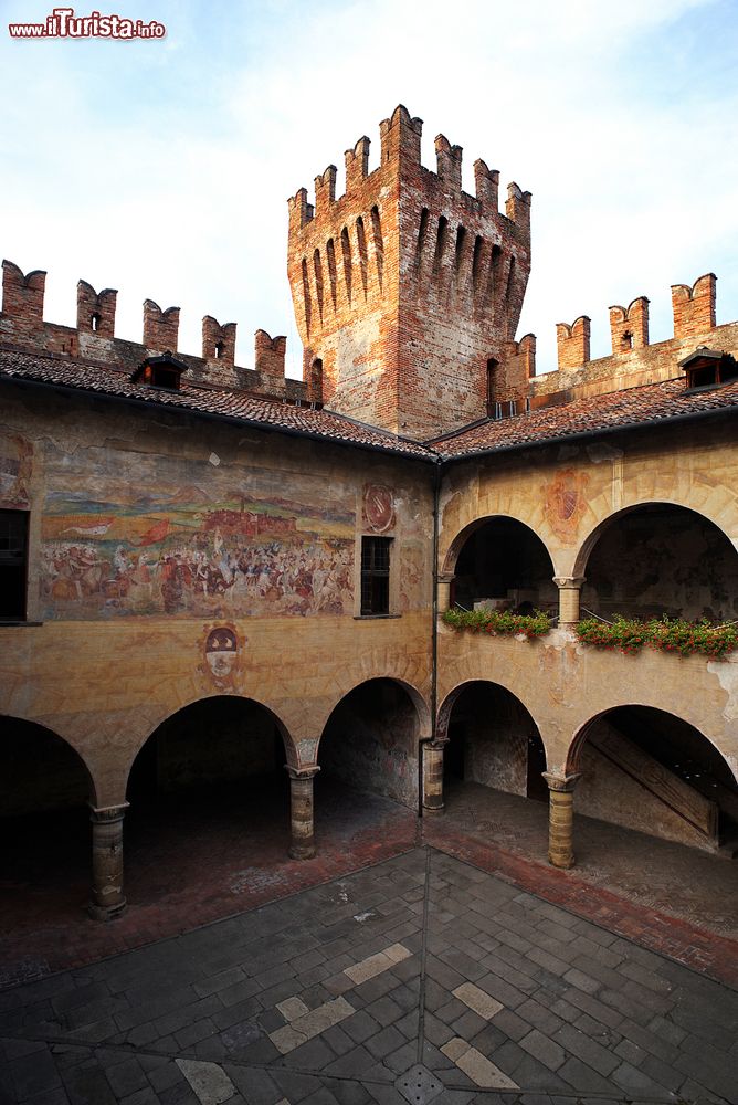 Immagine Coorte interna del Castello di Malpaga la dimora di Bartolomeo Colleoni in Lombardia a Cavernago