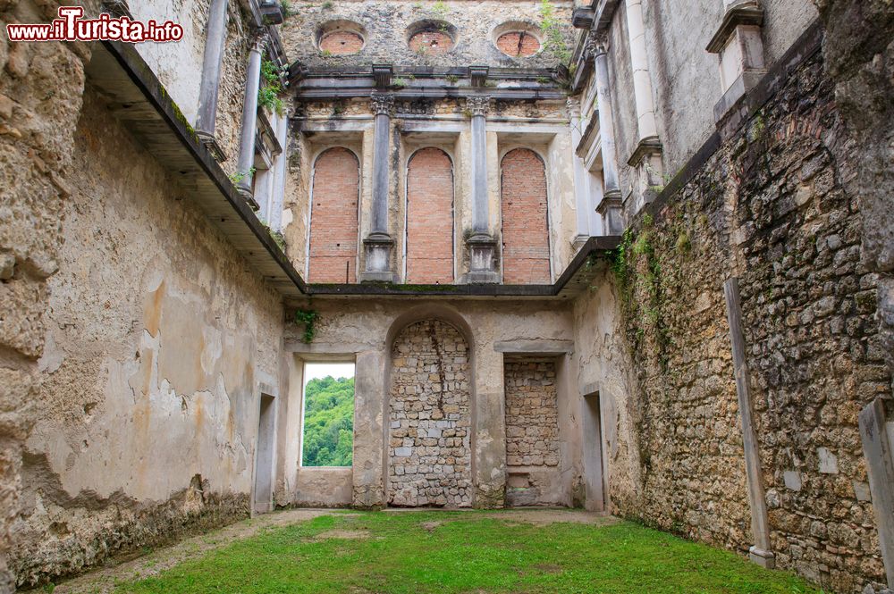 Immagine La coorte interna del Castello di Polcenigo, provincia di Pordenote, Friuli. Il maniero domina dall'alto il centro storigo del borgo