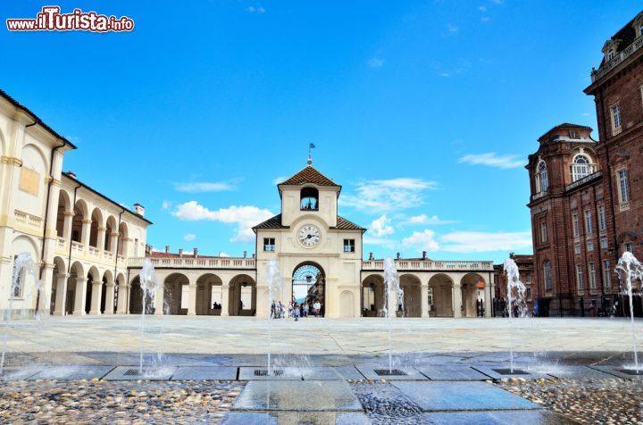Immagine Immagine della corte interna di Venaria Reale, Torino (Piemonte) - Con un ricco effetto plateale che regala la più bella delle scenografie teatrali nel reale, qui le fontane non sono esaltate, contornate da sculture imponenti realizzate da nomi illustri né vogliono avere un'identità eccentrica. Con la loro discrezione e la loro eleganza della semplicità, queste fontane si aprono nella corte interna come se fossero delle solenni fan della struttura, che nutrono l'intenzione di omaggiare chi le ospita con tanto garbo - © maudanros / Shutterstock.com