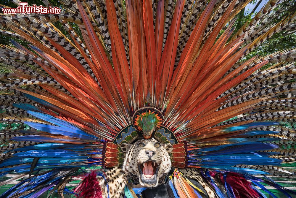 Immagine Un copricapo ingigeno durante un evento pubblico folkloristico a San Miguel de Allende (Guanajuato, Messico).