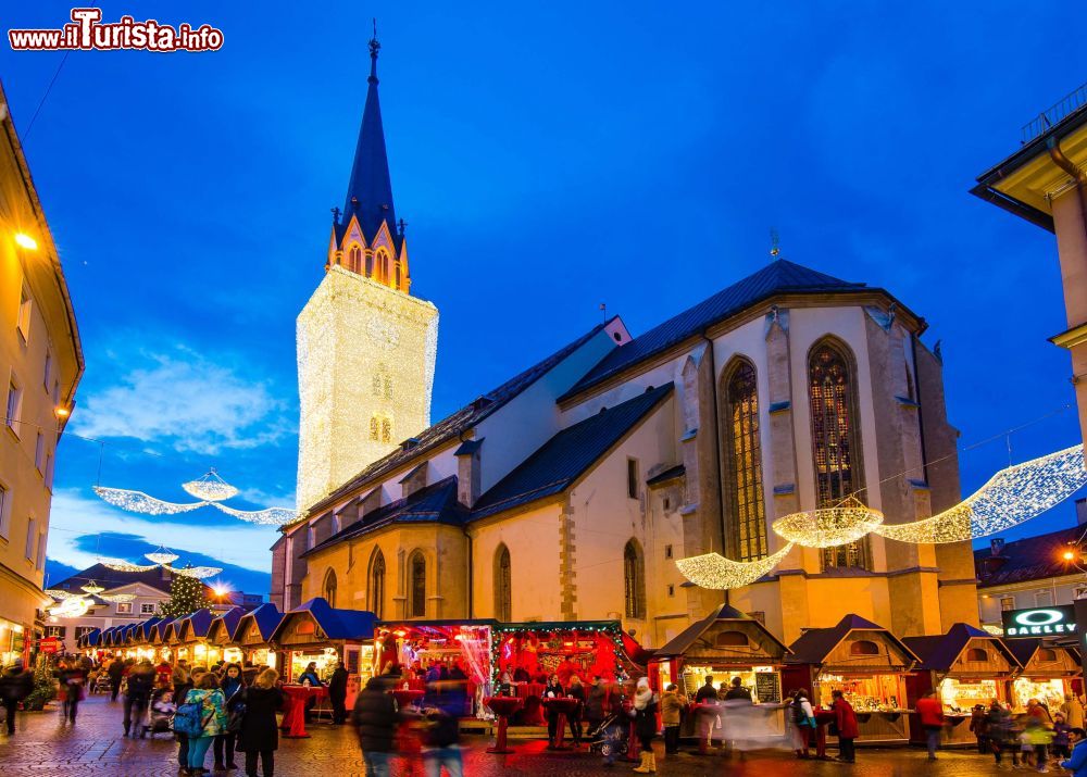 Immagine Mercatino di Natale con bancarelle nel centro storico di Villach, Austria © Michael Stabentheiner