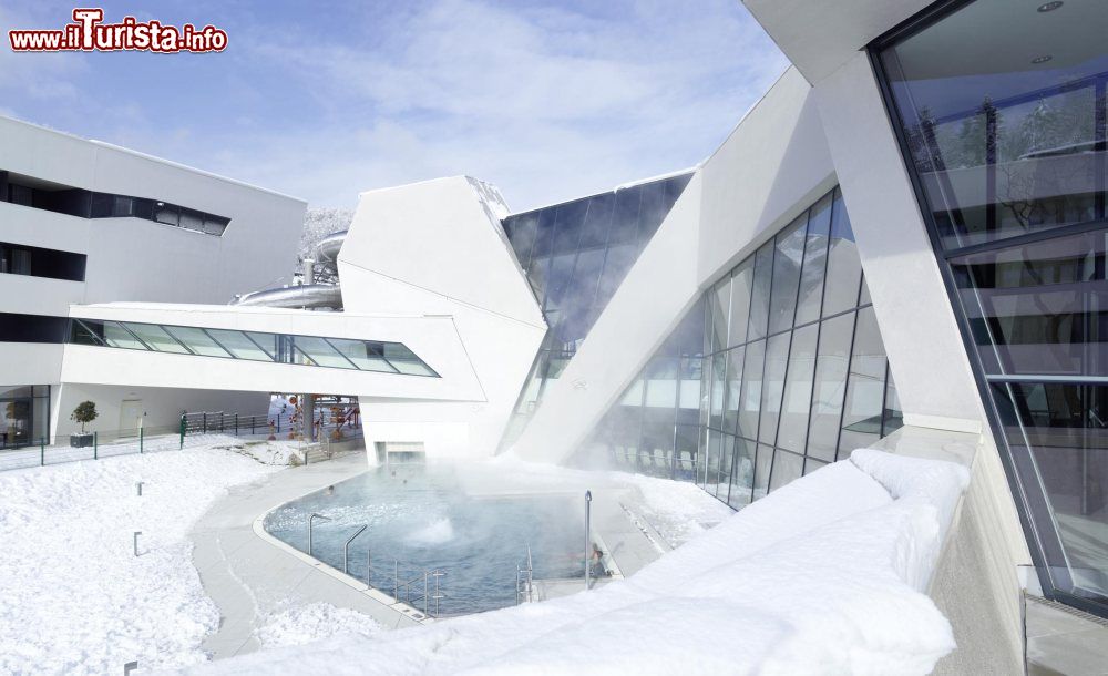 Immagine Le terme del resort Warmbad a Villach, Austria, in inverno con la neve ©Thermen Resort Warmbad