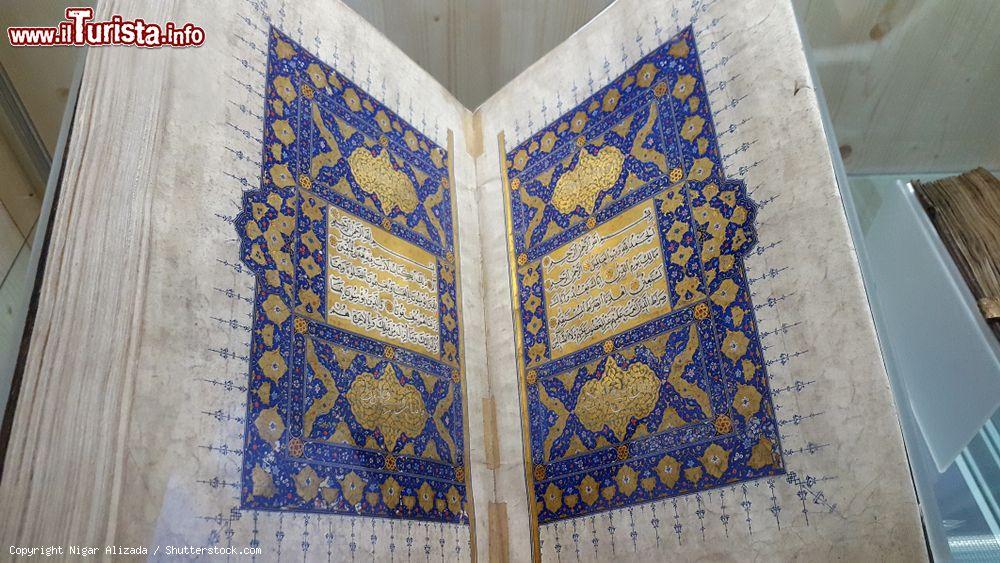 Immagine Un Corano datato 1501 proveniente da Amasya, Turchia, è esposto al Museo August Kestner di Hannover, in Germania  - © Nigar Alizada / Shutterstock.com