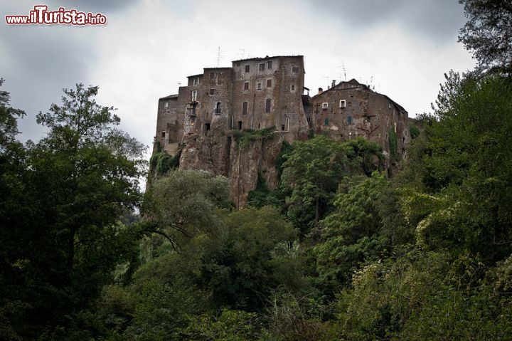 Immagine Il borgo di Corchiano visto dalla forra, Siamo vicino a Viterbo, nel Lazio - © Francesco Scire' - CC BY-SA 3.0 - Wikimedia Commons.