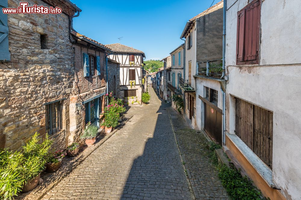 Immagine Cordes-sur-Ciel fotografata in una giornata di sole. Regione Occitanie, Francia.