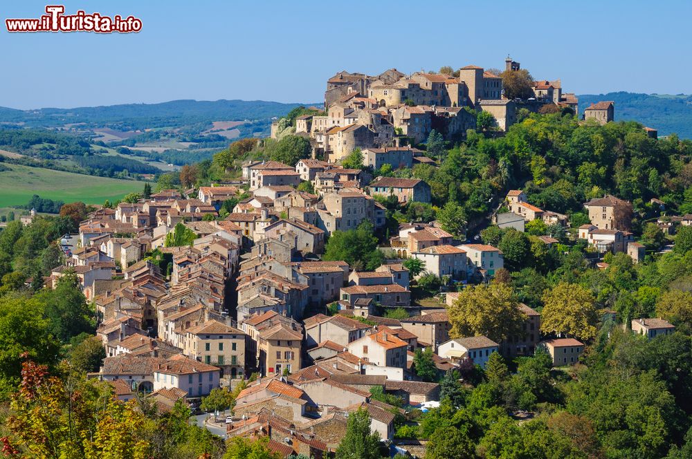 Immagine Cordes-sur-Ciel vista dall'alto, Francia. Il villaggio è situato al crocevia fra il vigneto Gaillac e la foresta della Grésigne.