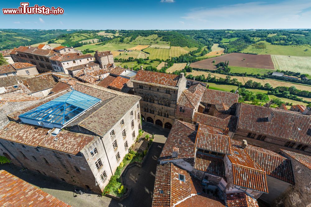 Immagine Cordes-sur-Ciel vista dalla torre della chiesa di San Michele, Francia. Sullo sfondo la natura rigogliosa che circonda questa località dell'Occitanie.