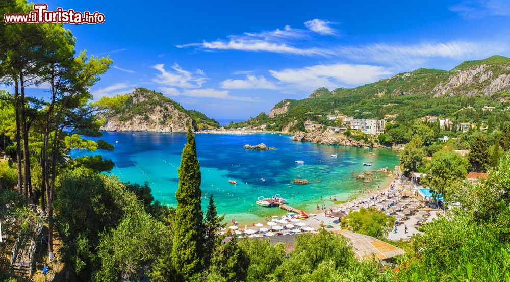 Immagine Corfu, Grecia: il mare limpido e la bella spiaggia di Palaiokastritsa