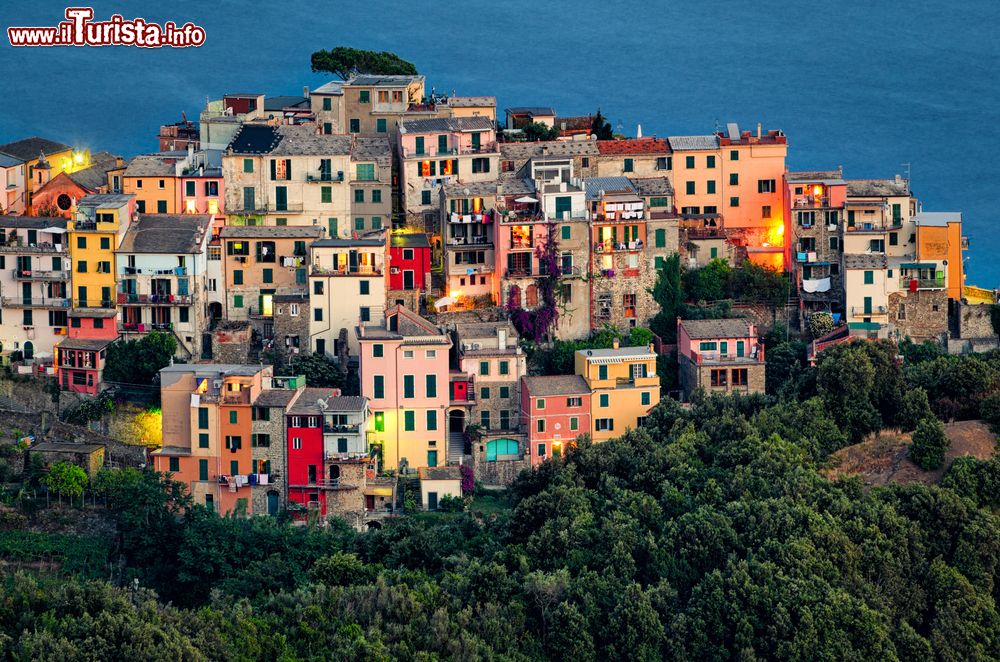 Immagine Corniglia (Cinque Terre) al crepuscolo, Liguria. Il borgo, con le sue case colorate a pastello, è collegato al mare da due scalinate.