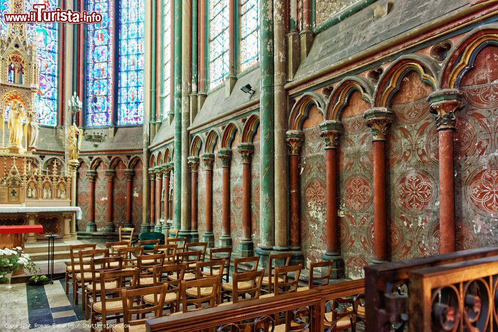 Immagine Il coro della cattedrale di Amiens, Piccardia, Francia. Come a Notre-Dame di Parigi o nella cattedrale di Chartres, il coro di Amiens si presenta con un'estensione di quattro campate. Lungo le pareti laterali e a ridosso della transenna anteriore si trovano gli stalli in legno scolpiti nel XVI° secolo in stile gotico - © Roman Babakin / Shutterstock.com