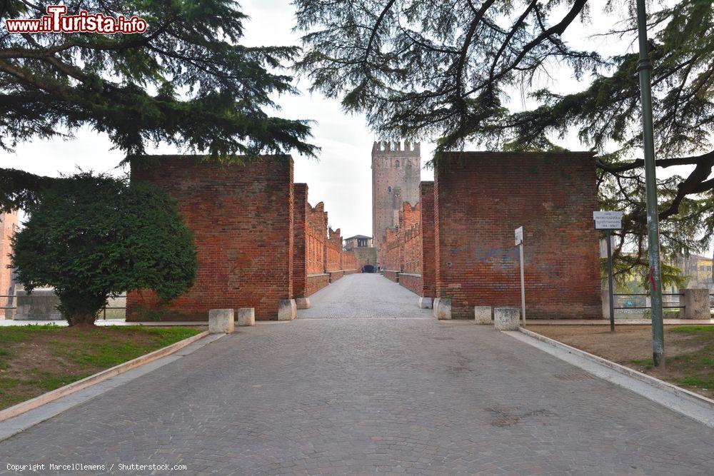 Immagine Coronavirus a Verona: il Ponte Castelvecchio bridge, durante il lockdown per Covid-19 in Italia.. - © MarcelClemens / Shutterstock.com