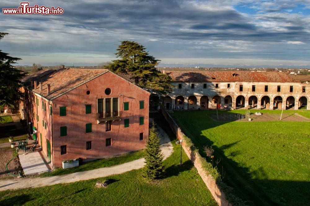 Immagine Correzzola,Veneto: l'Hotel e la storica Corte Benedettina - © www.lacortehotel.info/