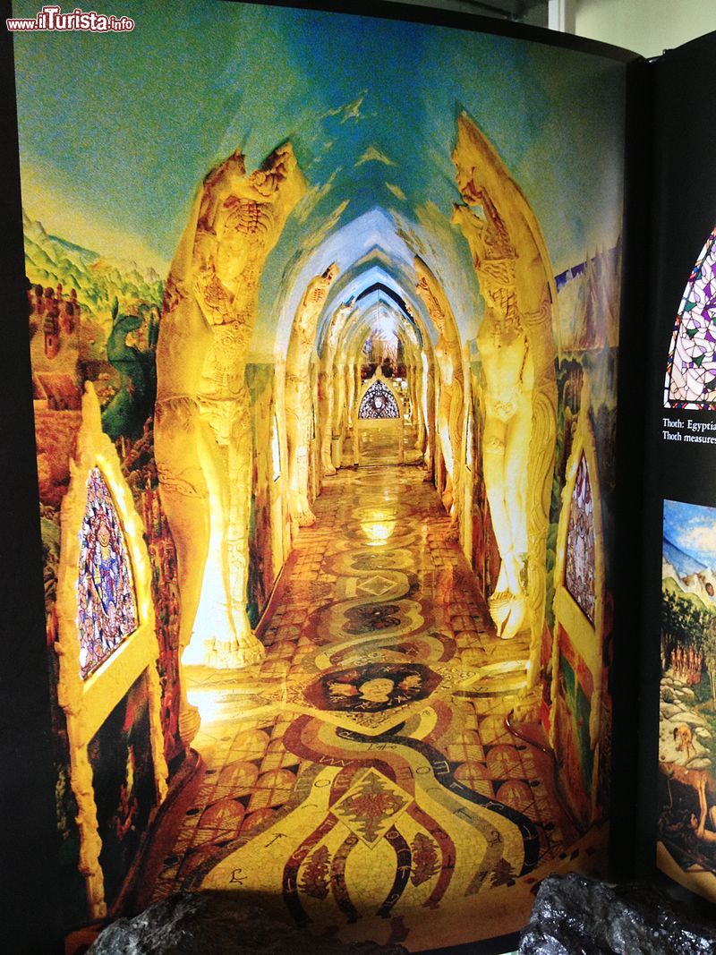 Immagine Corridoio all'interno della Cattedrale di Damanhur a Vidracco (Piemonte) - © Oleg Andriychuk, CC BY 3.0, Wikipedia
