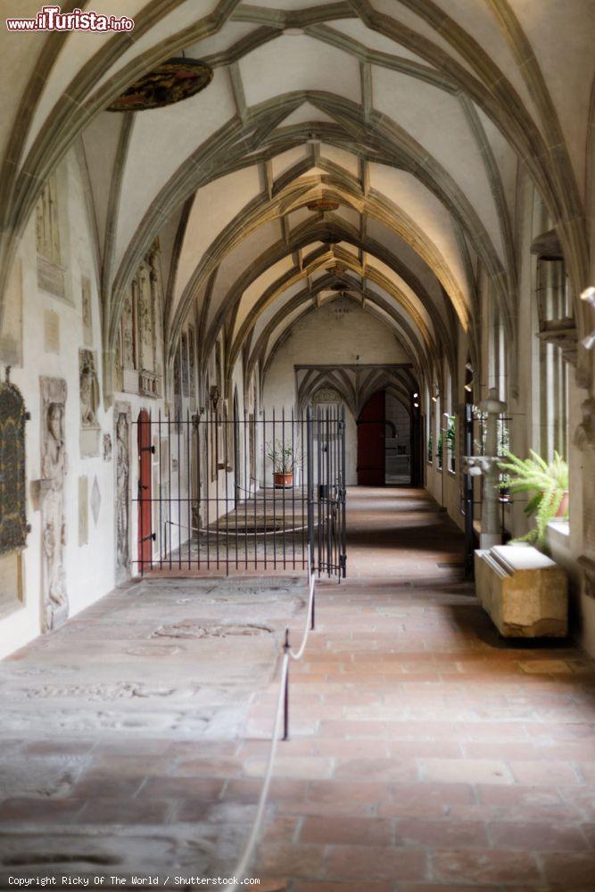 Immagine Corridoio laterale con pietre tombali su pavimento e mura nel duomo di Augusta, Germania - © Ricky Of The World / Shutterstock.com