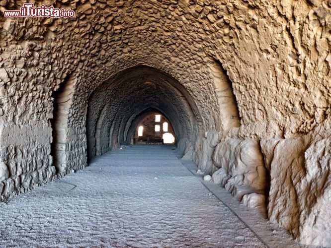 Immagine Corridoio nella fortezza di Karak, Giordania. Uno dei dettagli architettonici che si può ammirare all'interno del castello giordano: costruiti in pietra e a volte scavati nella collina, corridoi e stanze sono i testimoni di un glorioso passato - © OPIS Zagreb / Shutterstock.com