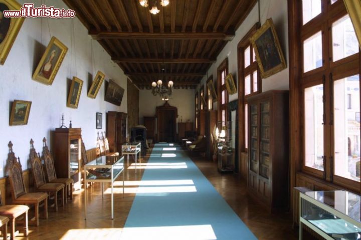 Immagine Un lungo corridoio nel piano nobile del Castello di Brézé in Francia - © www.chateaudebreze.com