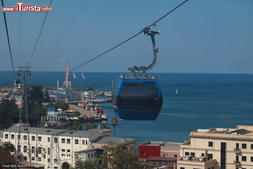 Immagine La corsa in cabinovia è una delle più popolari e interessanti attrazioni turistiche di Batumi, Georgia - © Amateurs / Shutterstock.com