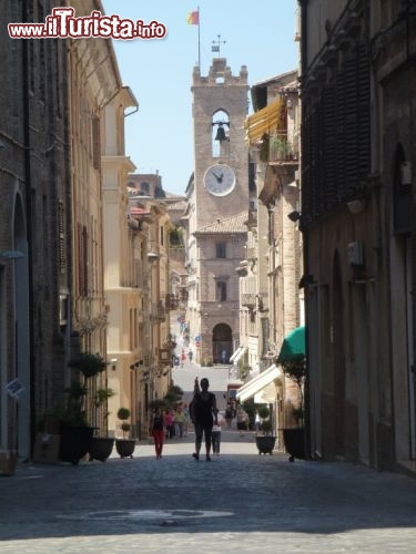 Immagine Corso Giuseppe Mazzini, Osimo in fondo la Torre Civica