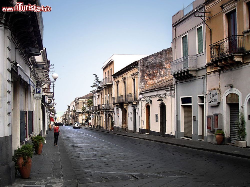 Immagine Corso Italia in centro a Giarre in Sicilia - © Emme17 - Wikipedia