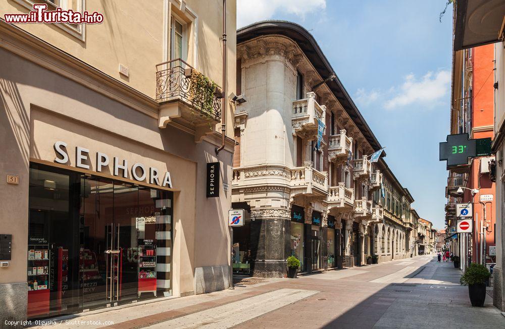 Immagine Corso Roma in centro ad Alessandria, Piemonte. Su questa elegante strada del centro si affacciano boutique, locali e palazzi signorili - © Olgysha / Shutterstock.com