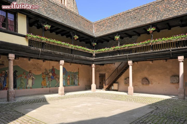 Immagine La splendida corte all'interno dell'edificio dell'Arsenale a Kaysersberg, dipartimento dell'Alto Reno, Alsazia - foto © tobago77 / Shutterstock.com