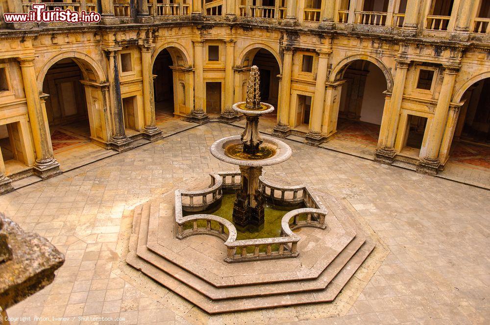 Immagine Corte interna del convento templare di Tomar (Portogallo) - © Anton_Ivanov / Shutterstock.com