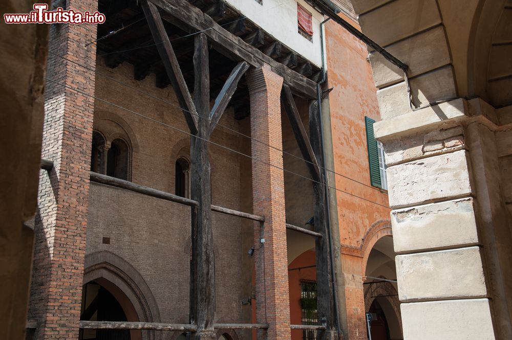 Immagine Corte Isolani e le 3 frecce, Strada Maggiore a Bologna